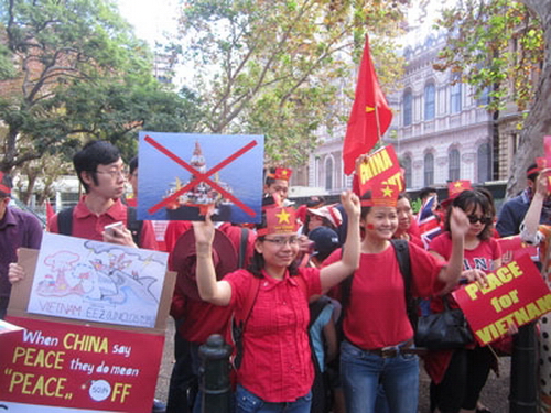 Thanh niên Việt Nam tại Sydney mitting phản đối hành động Trung Quốc xâm phạm chủ quyền Việt Nam
